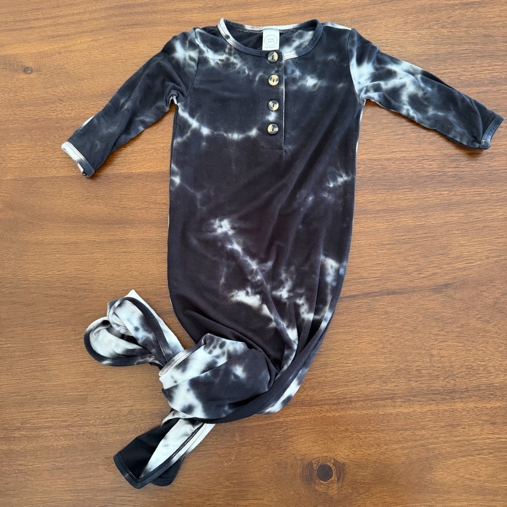 105 Lou Lou & Company Black and White Tie-Dye Baby Pajama Knotted Gown 3-6M